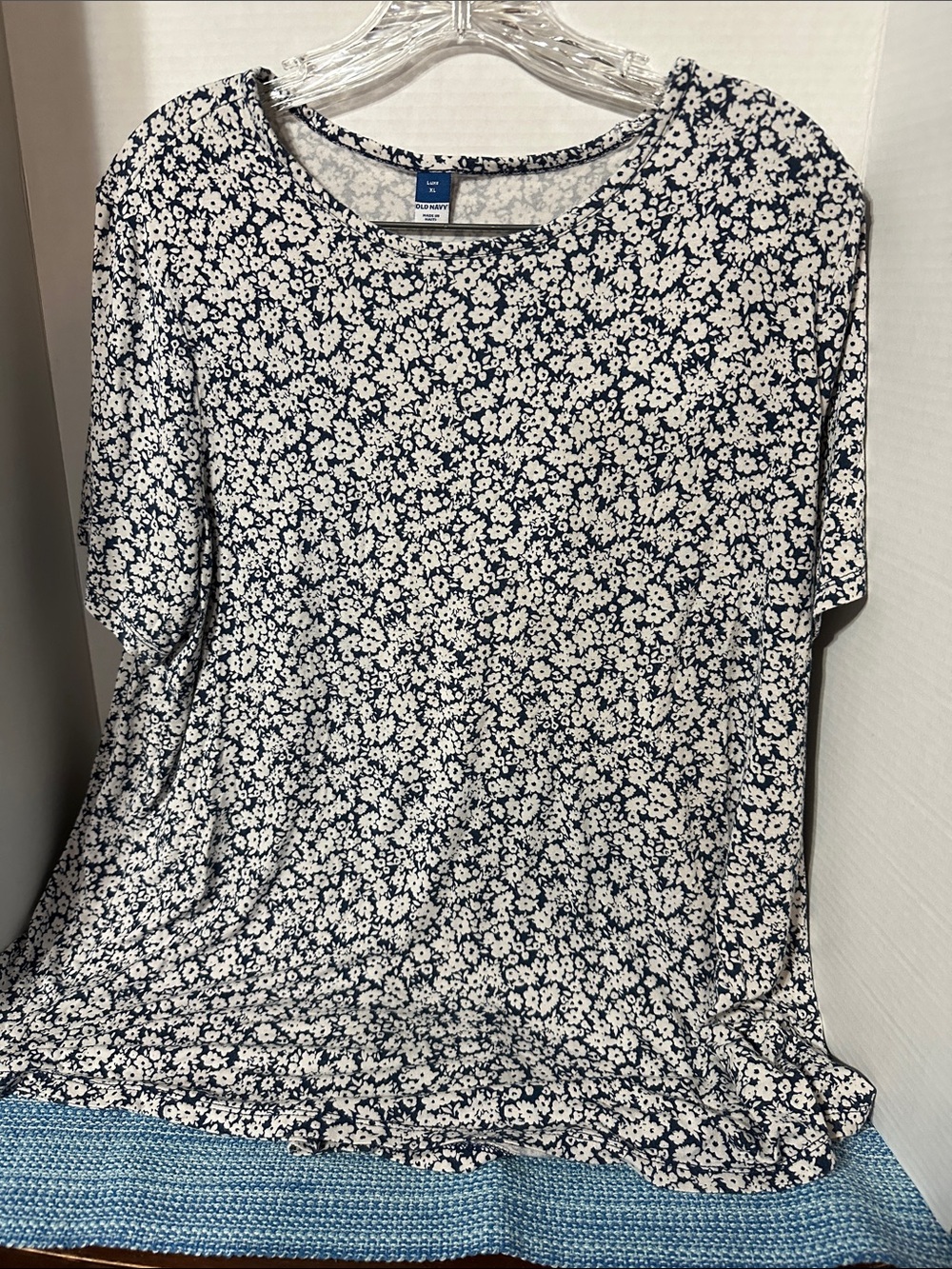 Old Navy Navy and White Floral Scoop Neck Short Sleeve Tee